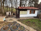 Menší chata na oploceném slunném pozemku v klidné lokalitě, cena 1920000 CZK / objekt, nabízí 