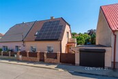 Rodinný dům s fotovoltaikou, garáží a příjemnou zahradou v klidné části Kladna, cena 12950000 CZK / objekt, nabízí 