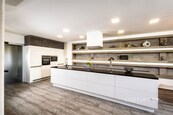 Nabízím k prodeji luxusně vybavený rodinný dům 4+kk/G 181m2 s terasou a zahradou, Sendražice, Kolín,, cena 11990000 CZK / objekt, nabízí 