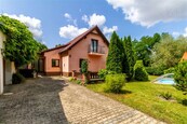 Prodej rodinného domu v Malé straně, Kladno: prostorný 4+kk s terasou, balkonem a velkou zahradou, okamžitě volný, cena 9490000 CZK / objekt, nabízí