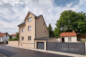 Prodej rodinného domu 5+1 (200 m2) se zahradou (195 m2) a garáží, cena cena v RK, nabízí CENTURY 21 Realitas Central Praha
