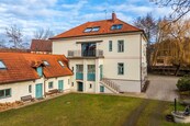 Nadstandardní dvoupodlažní byt 6+kk/B, 225 m2, uzavřený areál - Dolní Břežany, cena 59000 CZK / objekt / měsíc, nabízí 