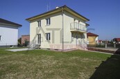Pronájem novostavby rodinného domu 6+kk (280m2) s balkonem, Prahazápad Průhonice, cena 75000 CZK / objekt / měsíc, nabízí 