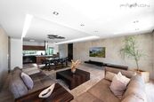 REZERVACE. Prodej luxusního, kompletně vybaveného domu (225 m2 + 1192 m2 pozemek), Vysoký Újezd - Be, cena 25950000 CZK / objekt, nabízí