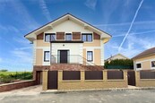 Prodej moderní vily 6+1, 394m2, Makotřasech, - prostorný rodinný dům s krásným výhledem a skvělou dostupností do Prahy, cena 18900000 CZK / objekt, nabízí 