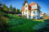 Prodej vily se 3 bytovými jednotkami s pozemkem 1 614m2, cena 28500000 CZK / objekt, nabízí