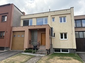 Prodej rodinného domu 280 m2 s bazénem a garáží, pozemek 466 m2 - Benešov, cena 13100000 CZK / objekt, nabízí 