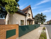 Rodinný dům se čtyřmi pronajatými jednotkami 2 nebytové prostory, ul. Politických Vězňů, Říčany, Praha-východ, cena 27890000 CZK / objekt, nabízí 