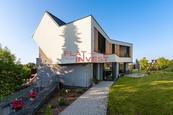Prostorný moderní rodinný dům s malebnými výhledy, 260 m2 - Panenské Břežany, cena 18900000 CZK / objekt, nabízí